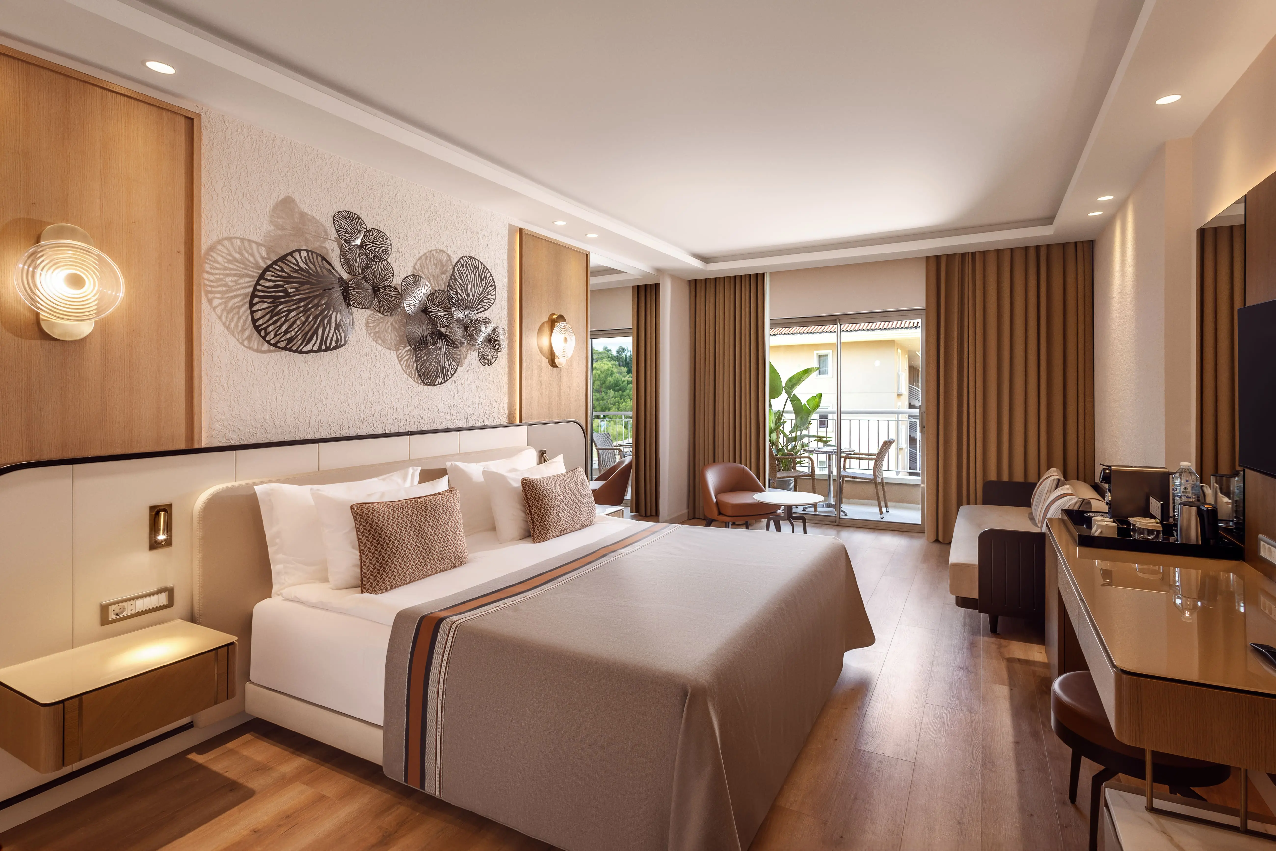 DELUXE LARGE ROOM